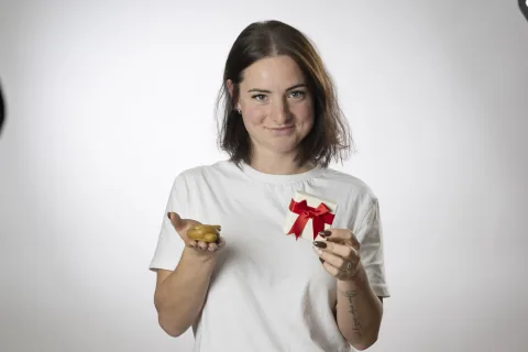 Julia Neumann mit Geschenk