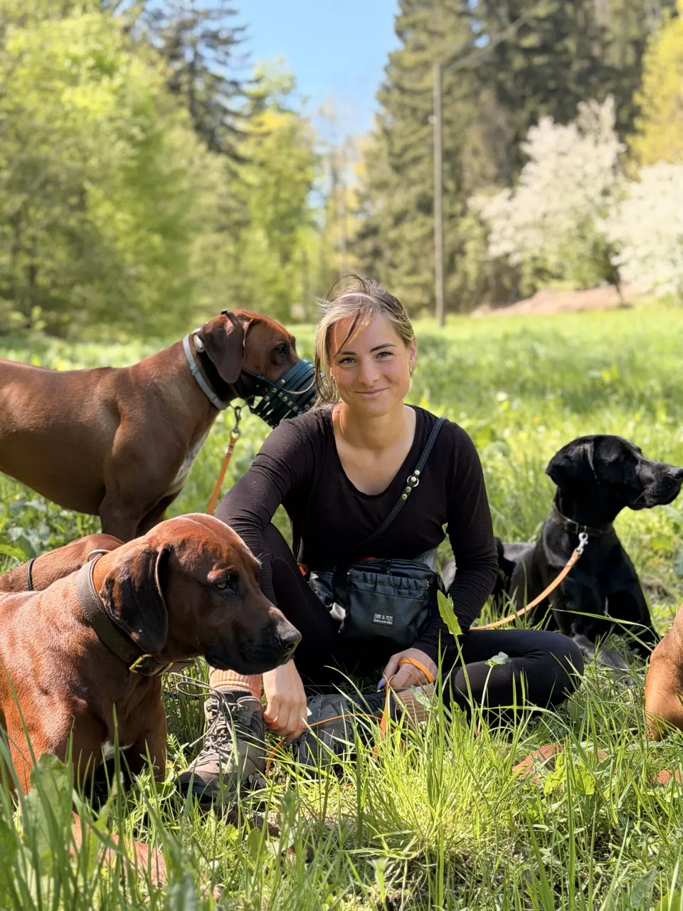 Julia Neumann mit ihren Hunden auf einer Wiese
